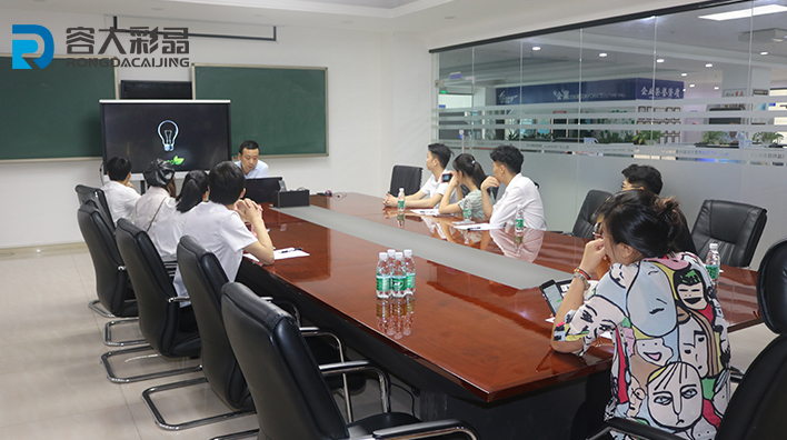 容大彩晶技術(shù)總監(jiān)為客戶團(tuán)隊(duì)培訓(xùn)多媒體觸摸一體機(jī)的軟件、硬件使用方法！